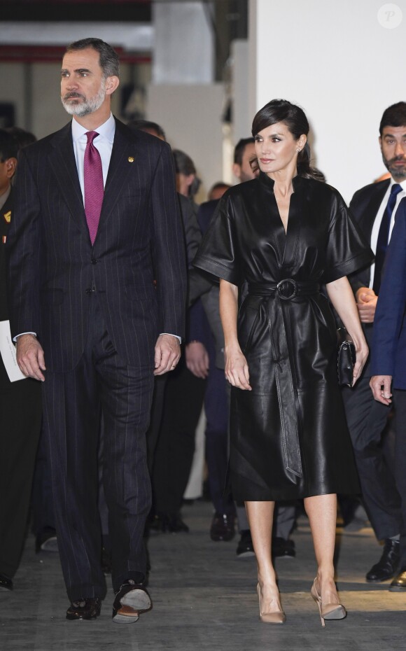 Le roi Felipe VI et la reine Letizia d'Espagne (en robe & Other Stories) lors de l'inauguration du 38ème Salon international d'art contemporain (ARCO) à Madrid.