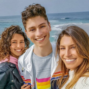 Laury Thilleman avec son frère Hugo et sa soeur Julie en Bretagne, le 21 avril 2019