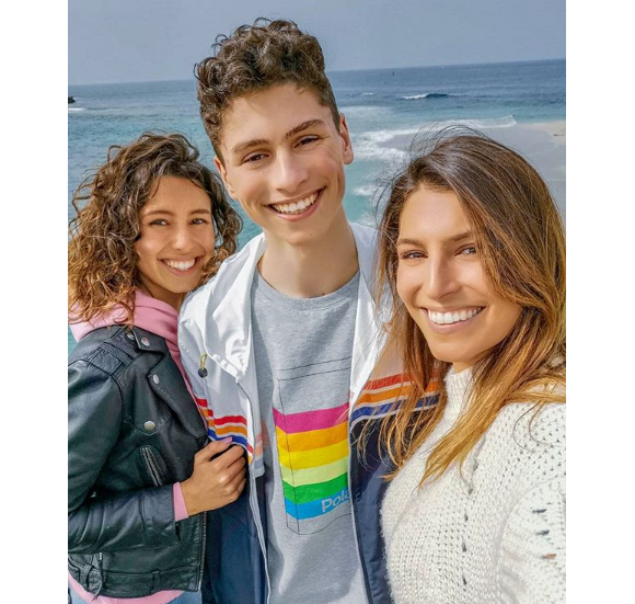 Laury Thilleman avec son frère Hugo et sa soeur Julie en Bretagne, le 21 avril 2019