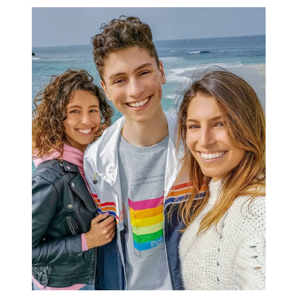Laury Thilleman avec son frère Hugo et sa soeur Julie en Bretagne, le 21 avril 2019