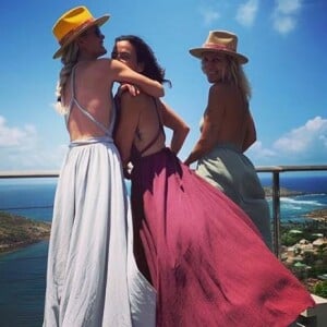 Laeticia Hallyday, Sandra Sisley et Liliane Jossua en robes dos nu lors de vacances à Saint-Barthélemy le 16 juillet 2019. 
