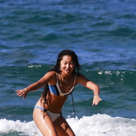 Exclusif - Jade Hallyday - Jade et Joy Hallyday prennent leur première leçon de surf sur la plage de Lorient avec leur mère Laeticia à Saint-Barthélemy, le 18 février 2019.