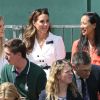 Kate Middleton, duchesse de Cambridge, entourée de ses amies tenniswomen Katie Boulter et Anne Keothavong à Wimbledon le 2 juillet 2019 à Londres.