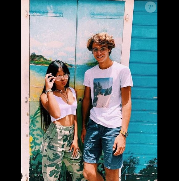 Jade Hallyday pose dans un débardeur court et décolleté avec son ami Aristote Raffeneau sur Instagram le 19 juillet 2019.