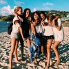 Jade Hallyday pose un groupe d'amis à Saint-Barthélemy le 13 juillet 2019.