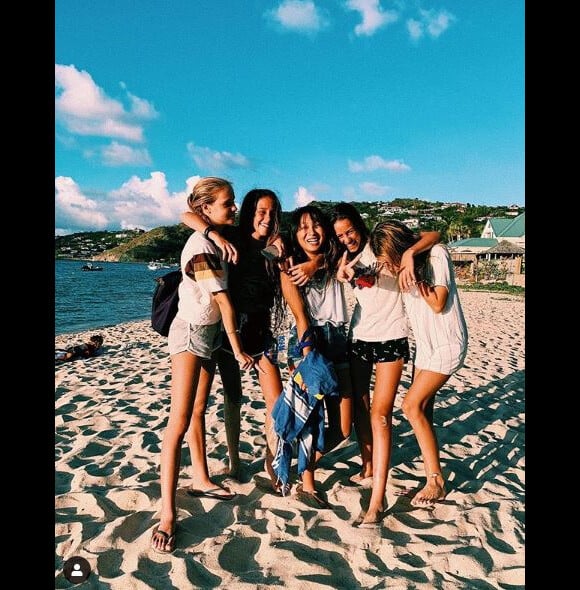 Jade Hallyday pose un groupe d'amis à Saint-Barthélemy le 13 juillet 2019.