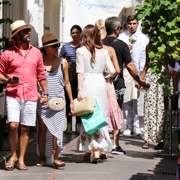 Exclusif - Eva Longoria, son mari Jose Antonio Baston se promènent en amoureux dans les rues de Capri en Italie le 14 juillet 2019.