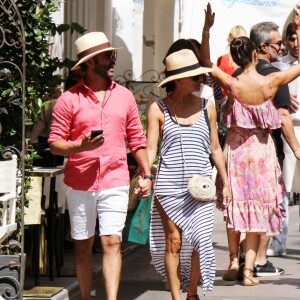 Exclusif - Eva Longoria, son mari Jose Antonio Baston se promènent en amoureux dans les rues de Capri en Italie le 14 juillet 2019.