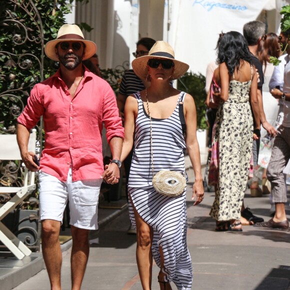 Exclusif - Eva Longoria, son mari Jose Antonio Baston se promènent en amoureux dans les rues de Capri en Italie le 14 juillet 2019.