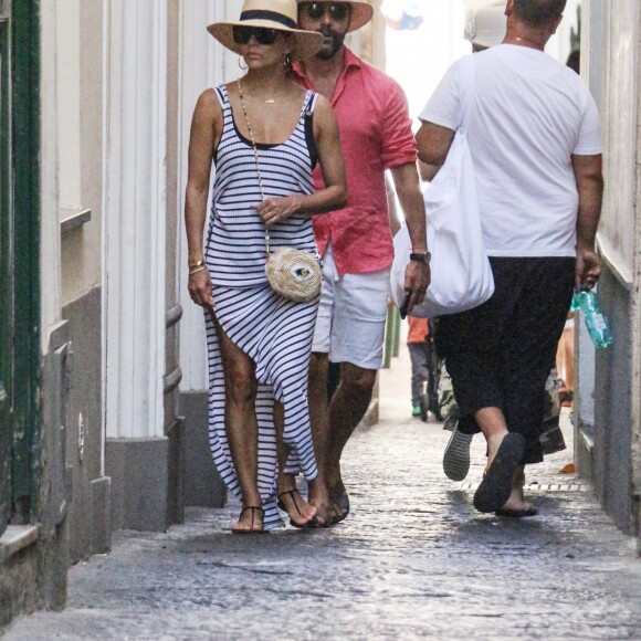 Exclusif - Eva Longoria, son mari Jose Antonio Baston se promènent en amoureux dans les rues de Capri en Italie le 14 juillet 2019.