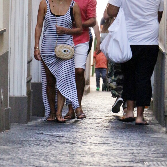 Exclusif - Eva Longoria, son mari Jose Antonio Baston se promènent en amoureux dans les rues de Capri en Italie le 14 juillet 2019.