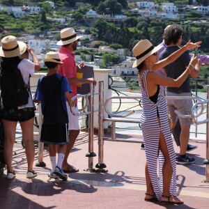 Exclusif - Eva Longoria, son mari Jose Antonio Baston se promènent en amoureux dans les rues de Capri en Italie le 14 juillet 2019.