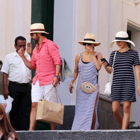 Exclusif - Eva Longoria, son mari Jose Antonio Baston se promènent en amoureux dans les rues de Capri en Italie le 14 juillet 2019.