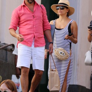 Exclusif - Eva Longoria, son mari Jose Antonio Baston se promènent en amoureux dans les rues de Capri en Italie le 14 juillet 2019.