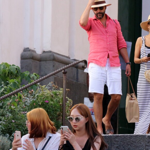 Exclusif - Eva Longoria, son mari Jose Antonio Baston se promènent en amoureux dans les rues de Capri en Italie le 14 juillet 2019.