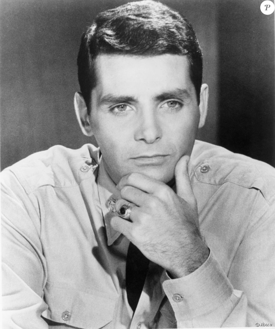 David Hedison, connu notamment pour avoir incarné à deux reprises Felix Leiter dans la saga James Bond et ici dans les années 1960 dans la peau du capitaine Ted Crane dans  Voyage au fond des mers , est mort le 18 juillet 2019 à 92 ans.