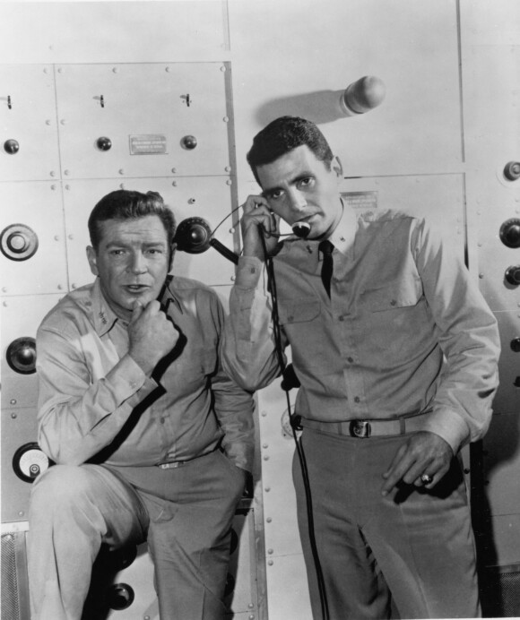 David Hedison, connu notamment pour avoir incarné à deux reprises Felix Leiter dans la saga James Bond et ici dans les années 1960 avec Richard Basehart (à gauche) dans Voyage au fond des mers, est mort le 18 juillet 2019 à 92 ans.