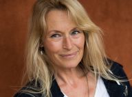 Estelle Lefébure : Topless dans les prés, elle échappe à la canicule