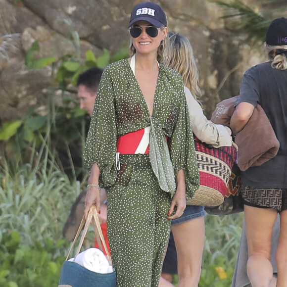 Exclusif - Laeticia Hallyday - Laeticia Hallyday, sa mère Françoise Thibault, ses filles Jade et Joy, Sylviane sur la plage Gouveneur Bay à Saint-Barthélemy, le 19 février 2019.