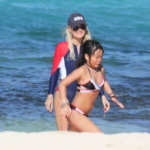 Exclusif - Laeticia Hallyday et sa fille Joy - Jade et Joy Hallyday prennent leur première leçon de surf sur la plage de Lorient avec leur mère Laeticia à Saint-Barthélemy, le 18 février 2019.