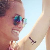 Laeticia Hallyday affiche fièrement son tatouage pour Johnny