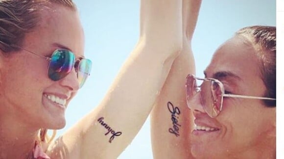 Laeticia Hallyday affiche fièrement son tatouage pour Johnny