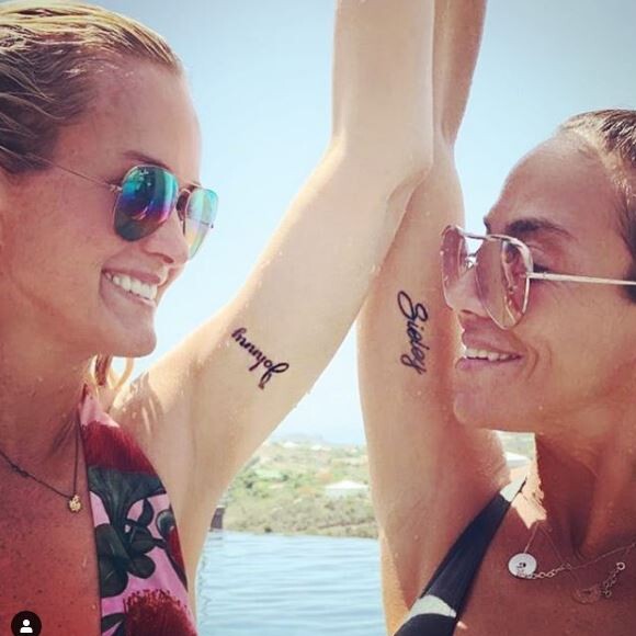 Sansdra Sisley partage une photo avec Laeticia Hallyday, et de leurs tatouages, sur Instagram, juillet 2019.