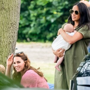 Meghan Markle, duchesse de Sussex, son fils Archie Harrison Mountbatten-Windsor et Catherine (Kate) Middleton, duchesse de Cambridge lors d'un match de polo de bienfaisance King Power Royal Charity Polo Day à Wokinghan, comté de Berkshire, Royaume Uni, le 10 juillet 2019.