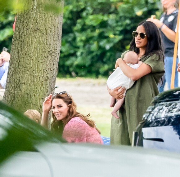 Meghan Markle, duchesse de Sussex, son fils Archie Harrison Mountbatten-Windsor et Catherine (Kate) Middleton, duchesse de Cambridge lors d'un match de polo de bienfaisance King Power Royal Charity Polo Day à Wokinghan, comté de Berkshire, Royaume Uni, le 10 juillet 2019.