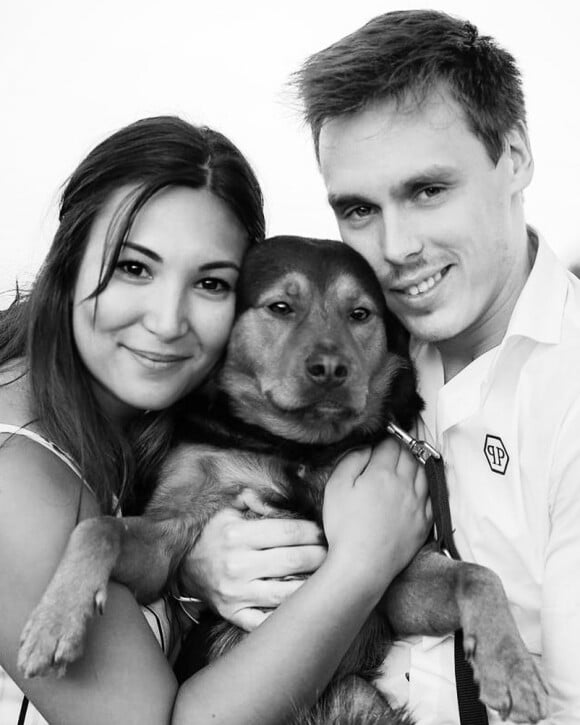 Louis Ducruet, fils de la princesse Stéphanie de Monaco, et Marie Chevallier (photo Instagram publiée à quelques jours du mariage, avec leur chien Pancake) se sont mariés civilement le 26 juillet 2019 à la mairie de Monaco.