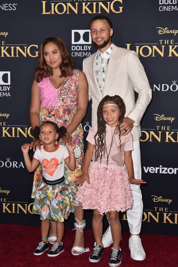 Stephen Curry, sa femme Ayesha et leurs filles Ryan et Riley le 9 juillet 2019 à Los Angeles lors de l'avant-première mondiale du film Le Roi Lion.