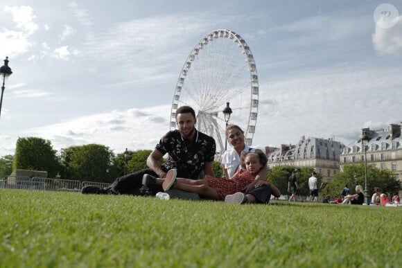 Stephen Curry, sa femme Ayesha et leur fille aînée Riley ont visité Paris - ici, du côté des Tuileries - la semaine du 22 juillet 2019, juste après le 7e anniversaire de Riley. Photo Instagram.