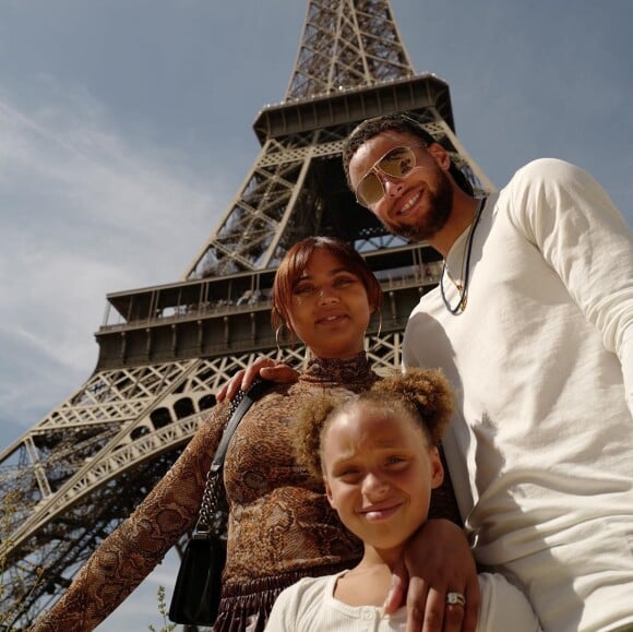 Stephen Curry, sa femme Ayesha et leur fille aînée Riley ont visité Paris, posant ici au pied de la tour Eiffel, la semaine du 22 juillet 2019, juste après le 7e anniversaire de Riley. Photo Instagram.