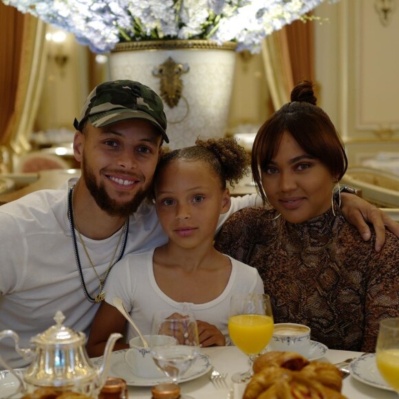 Stephen Curry, sa femme Ayesha et leur fille aînée Riley ont visité Paris - et apprécié les croissants frais ! - la semaine du 22 juillet 2019, juste après le 7e anniversaire de Riley. Photo Instagram.