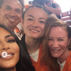 Mme Kardashian-West (38 ans) a publié une série de photos avec des détenus d'un établissement de Washington DC (juillet 2019).