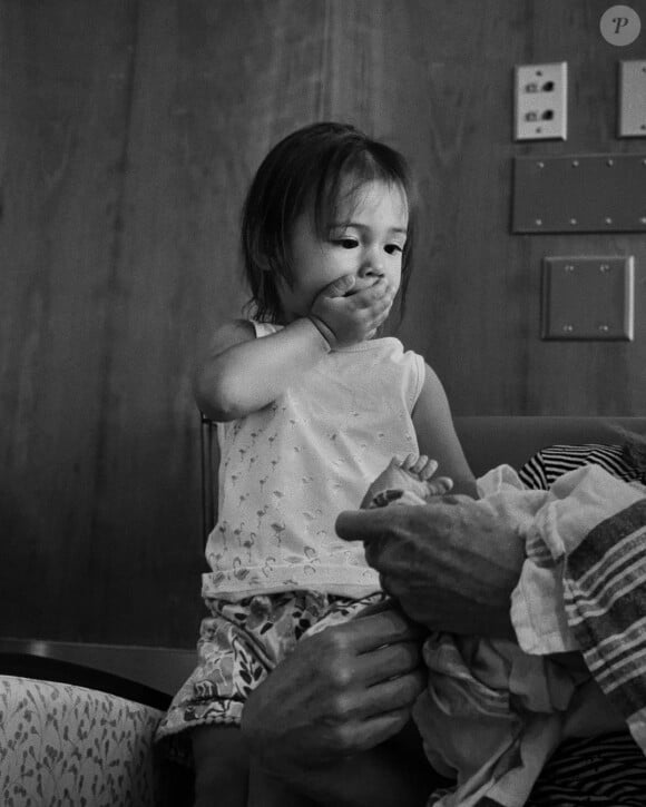 Willow, la fille de Jon M. Chu et sa femme Kristin, rencontre son petit frère Jonathan "Heights" Chu peu après sa naissance le 26 juillet 2019, photo Instagram.