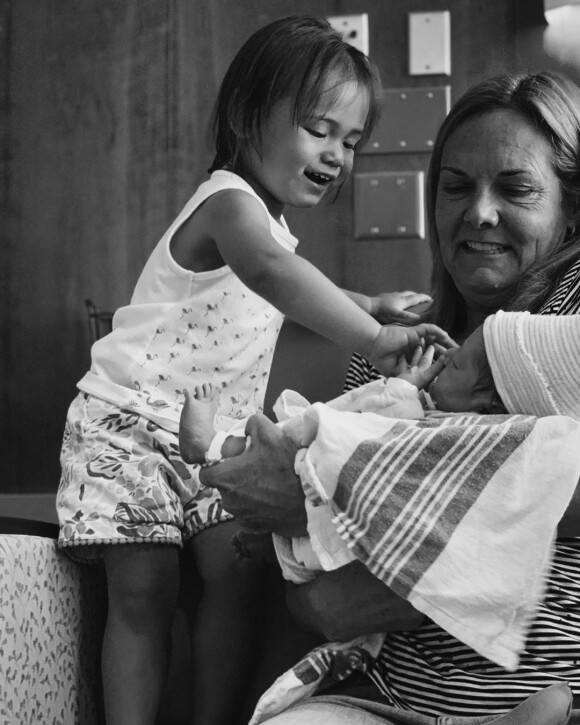 Willow, la fille de Jon M. Chu et sa femme Kristin, rencontre son petit frère Jonathan "Heights" Chu peu après sa naissance le 26 juillet 2019, photo Instagram.