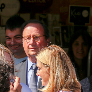 L'ancien président de la République François Hollande a dédicacé son livre "Les leçons du pouvoir" en compagnie de sa compagne Julie Gayet et de sa chienne Philae, à la libraire "OCEP- Place Média" à Octenville puis à "L'Encre Bleue" à Granville le 1er septembre 2018.