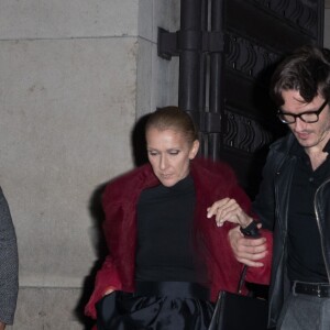 Céline Dion (Manteau en tulle rouge) et Pepe Munoz à la sortie du restaurant Girafe à Paris, France, le 27 janvier 2019.