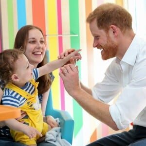 Le prince Harry, duc de Sussex, lors d'une visite à l'hôpital pour enfants de Sheffield le 25 juillet 2019 à Sheffield, en Angleterre le 25 juillet 2019.