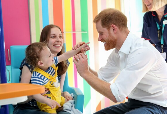 Le prince Harry, duc de Sussex, lors d'une visite à l'hôpital pour enfants de Sheffield le 25 juillet 2019 à Sheffield, en Angleterre le 25 juillet 2019.