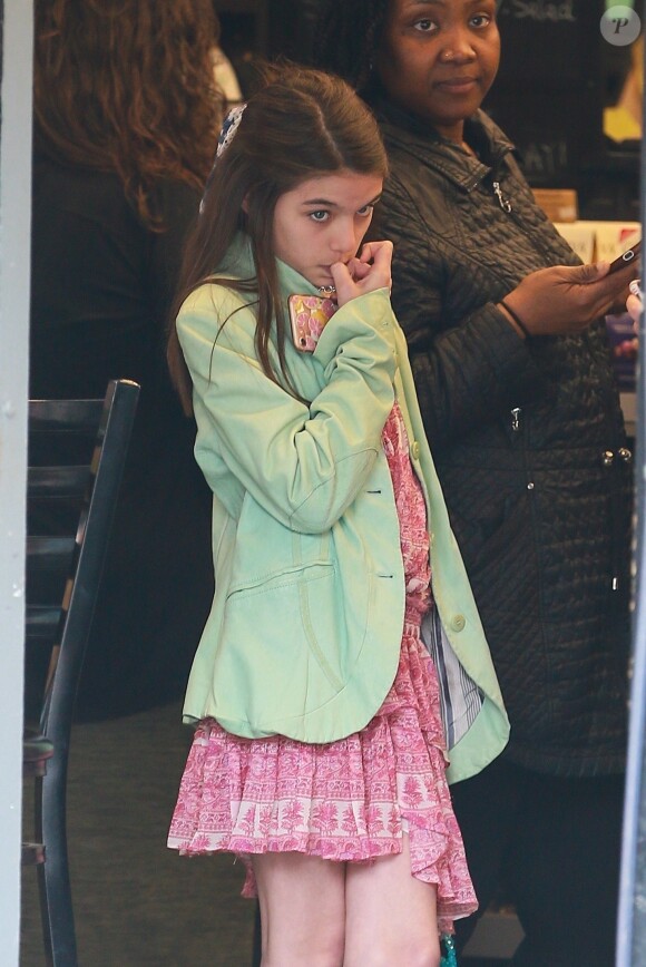 Exclusif - Suri Cruise se balade le jour de son anniversaire (13 ans) avec ses amies et sa nounou dans le quartier de West Village à New York. Suri est allée se faire pomponner dans un salon de manucure/pédicure avant de s'arrêter dans un coffee shop avec ses amies. Suri Cruise a bien grandi et ressemble de plus en plus à son père! Le 18 avril 2019