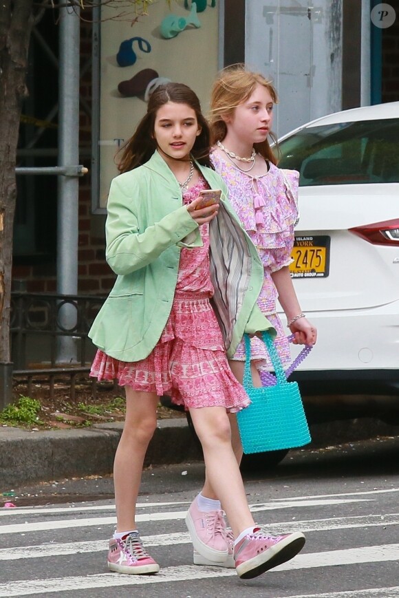 Exclusif - Suri Cruise se balade le jour de son anniversaire (13 ans) avec ses amies et sa nounou dans le quartier de West Village à New York. Suri est allée se faire pomponner dans un salon de manucure/pédicure avant de s'arrêter dans un coffee shop avec ses amies. Suri Cruise a bien grandi et ressemble de plus en plus à son père! Le 18 avril 2019