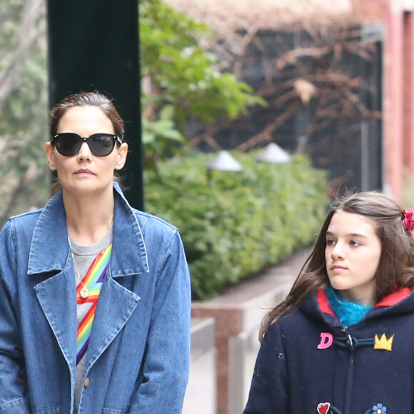 Katie Holmes et sa fille Suri Cruise se promènent à New York, le 13 mars 2019.