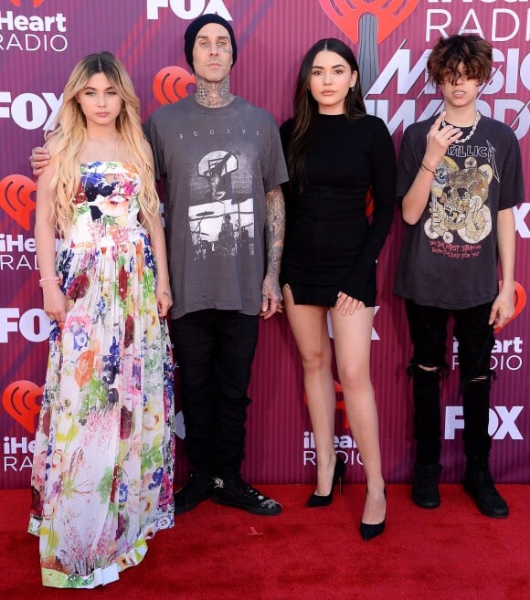 Travis Barkeret ses enfants au photocall des "2019 iHeart Radio Music Awards" au Microsoft Theatre à Los Angeles, le 14 mars 2019.