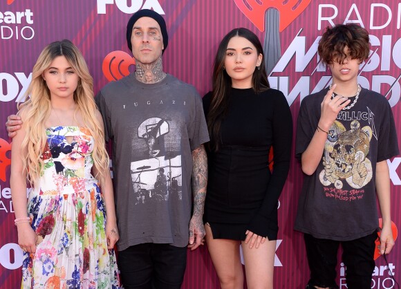Travis Barker and kids au photocall des "2019 iHeart Radio Music Awards" au Microsoft Theatre à Los Angeles, le 14 mars 2019.
