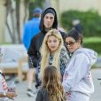 Exclusif - Kourtney Kardashian et Travis Barker emmènent leurs enfants respectifs Mason, Penelope, Landon et Alabama en balade dans les rues de Calabasas, le 2 décembre 2018