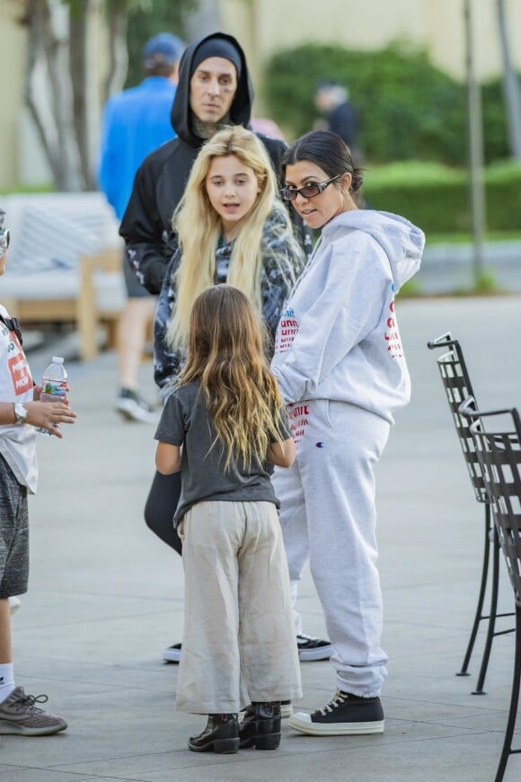 Exclusif - Kourtney Kardashian et Travis Barker emmènent leurs enfants respectifs Mason, Penelope, Landon et Alabama en balade dans les rues de Calabasas, le 2 décembre 2018