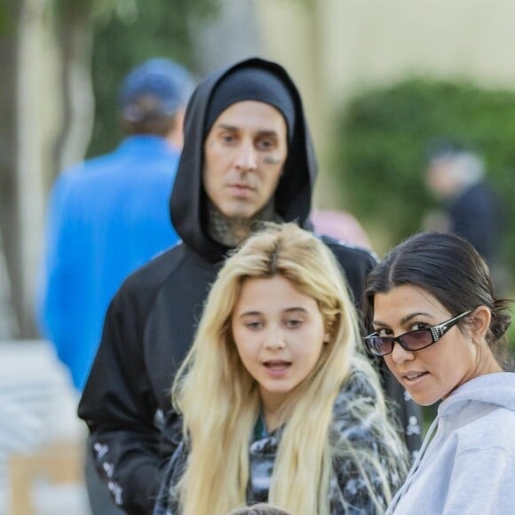 Exclusif - Kourtney Kardashian et Travis Barker emmènent leurs enfants respectifs Mason, Penelope, Landon et Alabama en balade dans les rues de Calabasas, le 2 décembre 2018