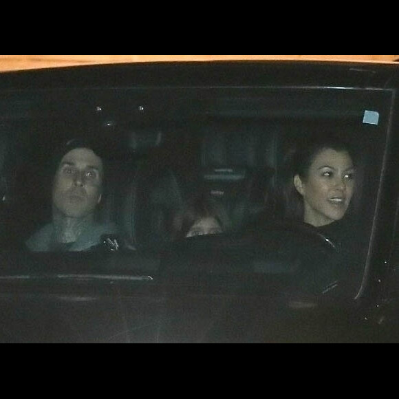 Exclusif - Kourtney Kardashian et Travis Barker se baladent avec des amis à Malibu le 18 février 2019.